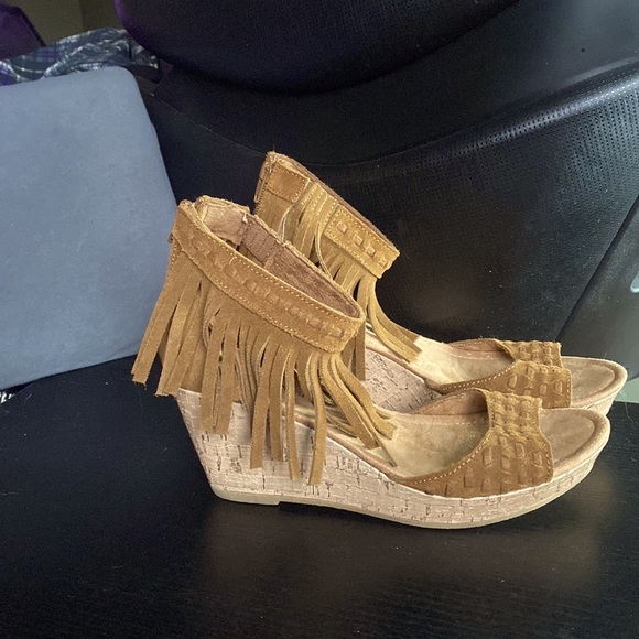 Minnetonka Women's Brown Suede Leather Ankle Strap Fringe Wedge Sandals - Picture 1 of 7